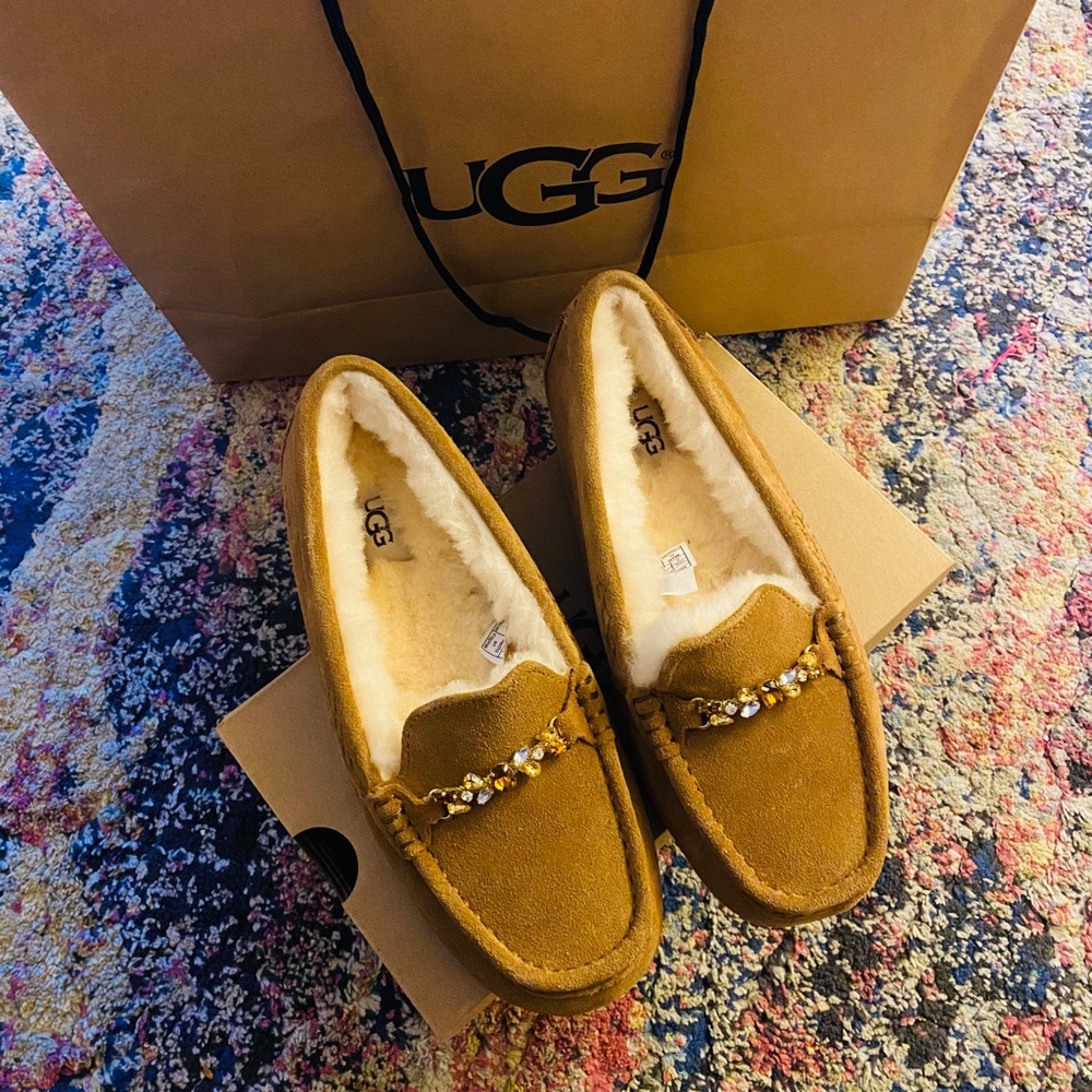UGG , slippers , new with box. Size 7 .